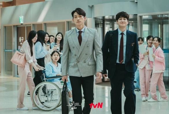 Кадр из дорамы Призрачный доктор