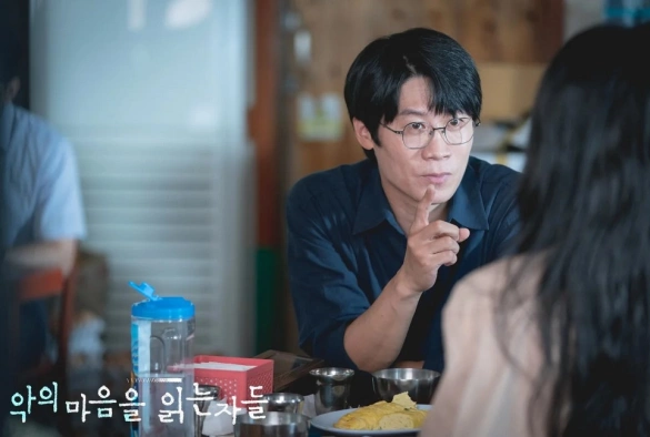 Кадр из дорамы Те, кто читает сердца зла