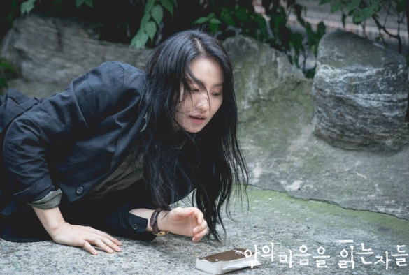 Кадр из дорамы Те, кто читает сердца зла