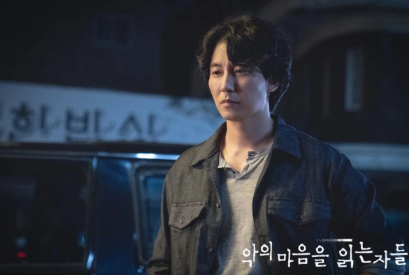 Кадр из дорамы Те, кто читает сердца зла