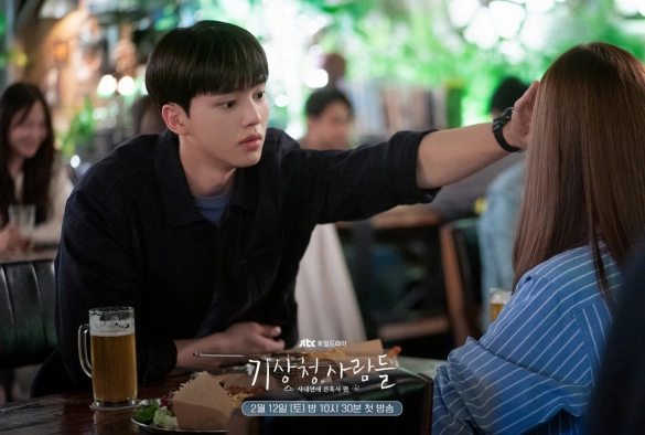 Кадр из дорамы Прогноз погоды и любви