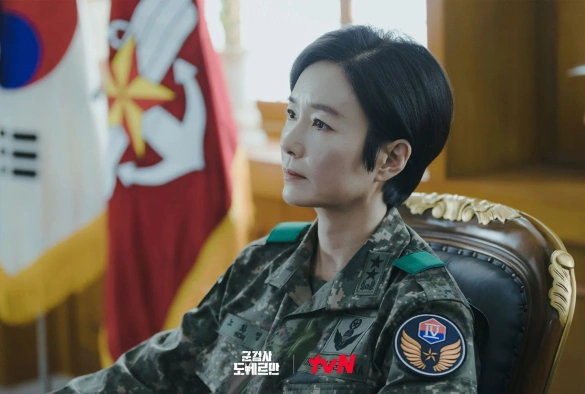 Кадр из дорамы Военный прокурор До Бэ Ман