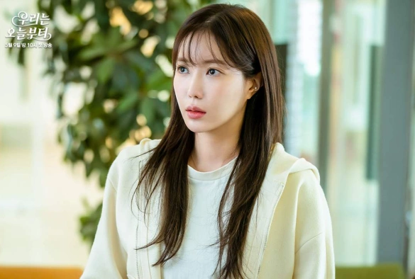 Кадр из дорамы С этого дня мы