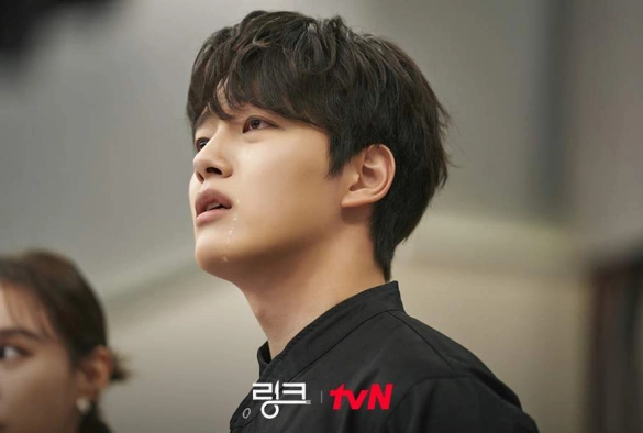 Кадр из дорамы Связь