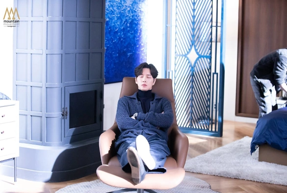 Кадр из дорамы С этого момента время для шоу!