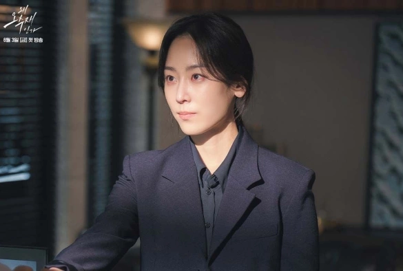 Кадр из дорамы Почему она?