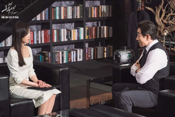 Кадр из дорамы Почему она?