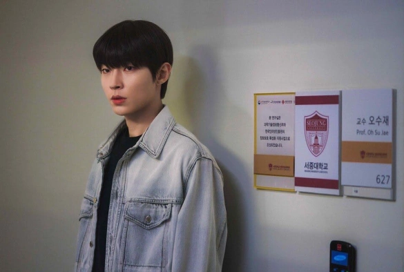 Кадр из дорамы Почему она?