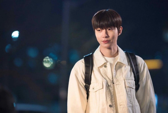 Кадр из дорамы Почему она?