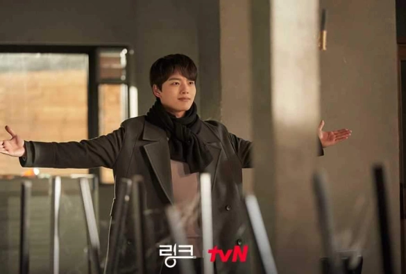 Кадр из дорамы Связь