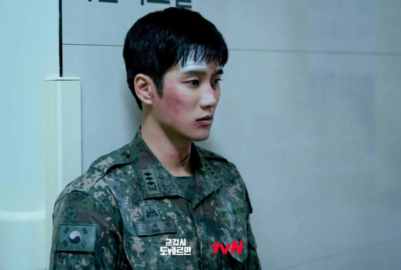 Кадр из дорамы Военный прокурор До Бэ Ман