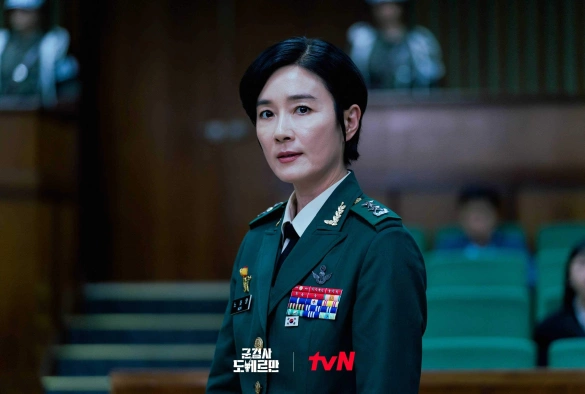 Кадр из дорамы Военный прокурор До Бэ Ман