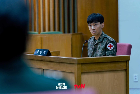 Кадр из дорамы Военный прокурор До Бэ Ман