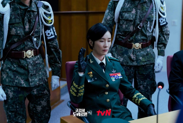 Кадр из дорамы Военный прокурор До Бэ Ман