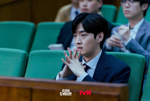 Кадр из дорамы Военный прокурор До Бэ Ман