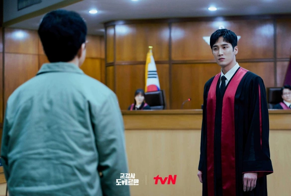 Кадр из дорамы Военный прокурор До Бэ Ман