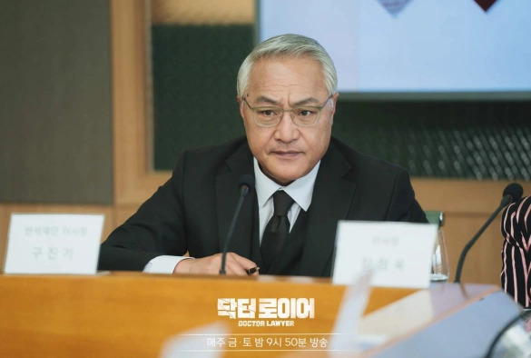 Кадр из дорамы Доктор-адвокат