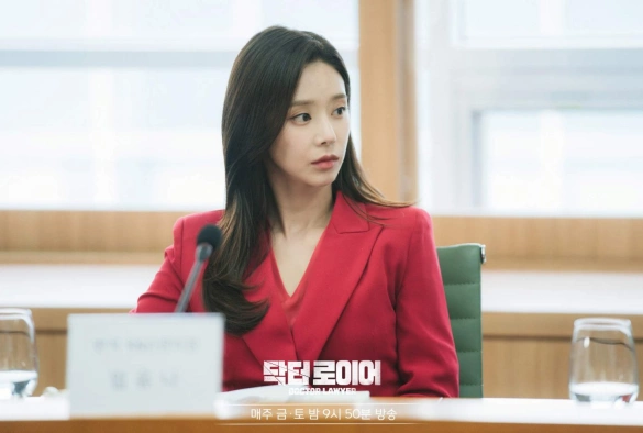 Кадр из дорамы Доктор-адвокат