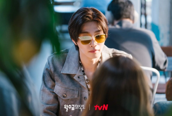 Кадр из дорамы Любовь по контракту