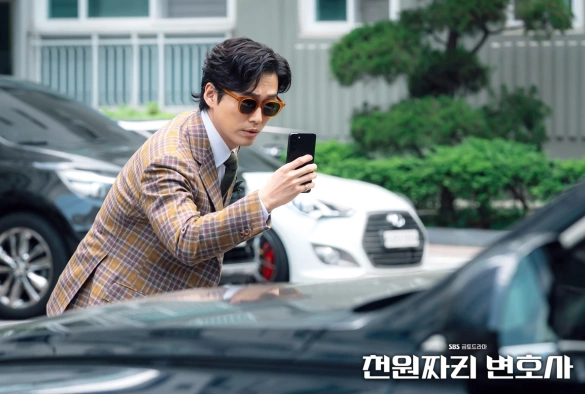 Кадр из дорамы Адвокат за тысячу вон