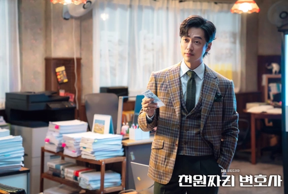 Кадр из дорамы Адвокат за тысячу вон