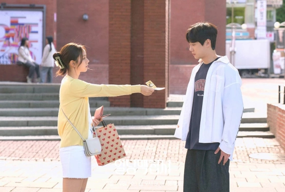 Кадр из дорамы Дворецкий за 100 вон