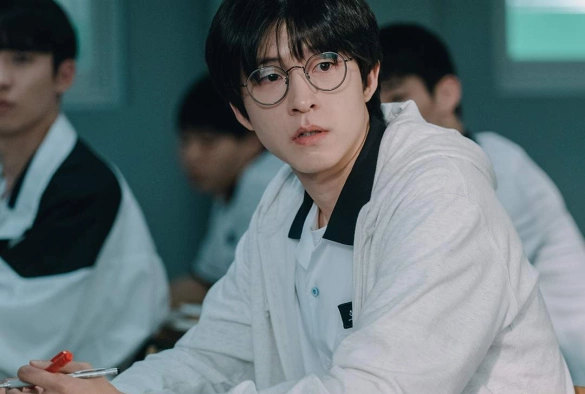 Кадр из дорамы Слабый герой 1 сезон