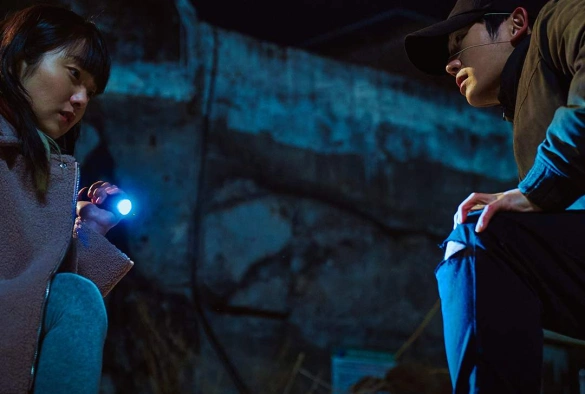 Кадр из дорамы Связь / Соединение