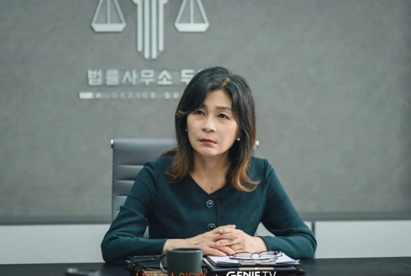 Кадр из дорамы Притворимся, что мы не знакомы?