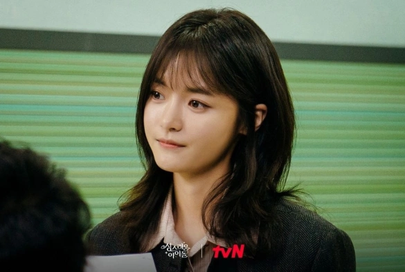 Кадр из дорамы Священный айдол