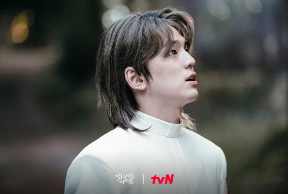 Кадр из дорамы Священный айдол