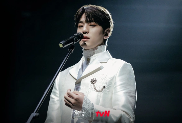 Кадр из дорамы Священный айдол