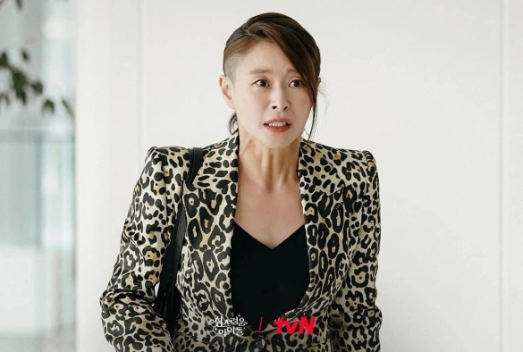 Кадр из дорамы Священный айдол