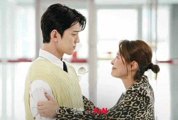 Кадр из дорамы Священный айдол