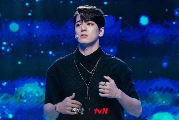 Кадр из дорамы Священный айдол