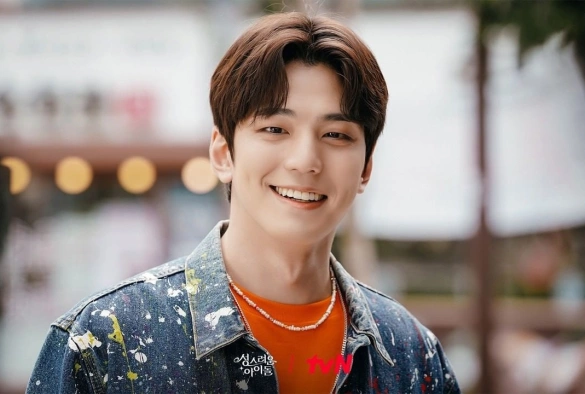 Кадр из дорамы Священный айдол