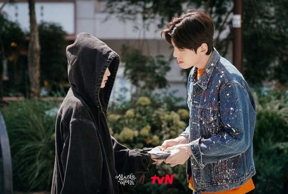 Кадр из дорамы Священный айдол