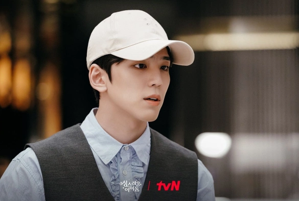 Кадр из дорамы Священный айдол