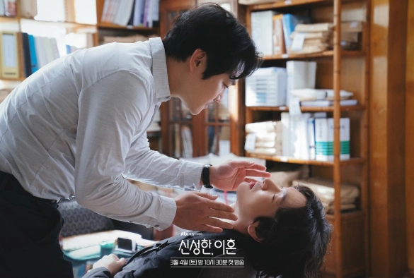 Кадр из дорамы Священный развод