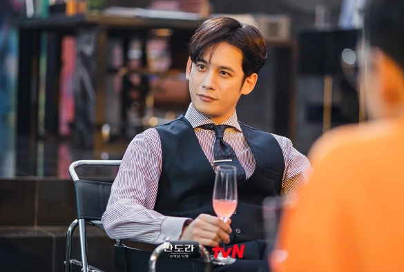 Кадр из дорамы Пандора: Фальшивый рай