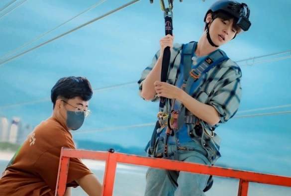 Кадр из дорамы Молодежный лагерь