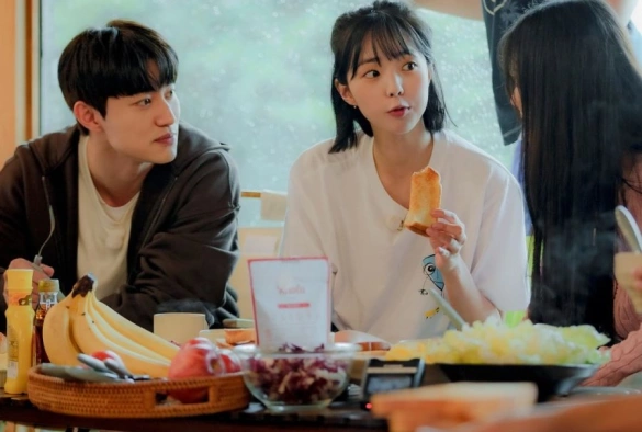 Кадр из дорамы Молодежный лагерь