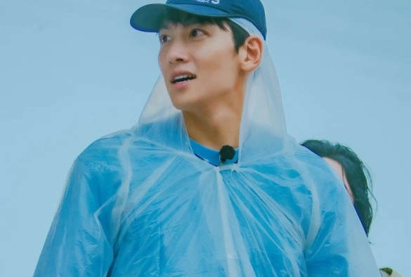 Кадр из дорамы Молодежный лагерь