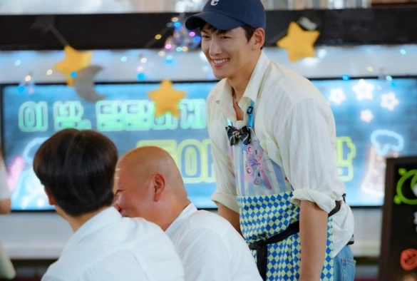 Кадр из дорамы Молодежный лагерь