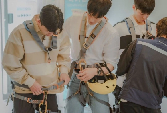 Кадр из дорамы Молодежный лагерь