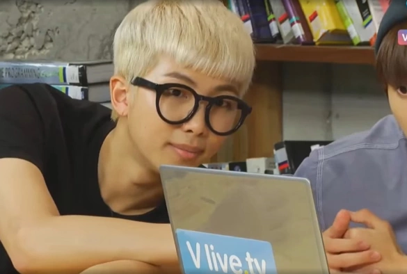 Кадр из дорамы BTS Бон Вояж