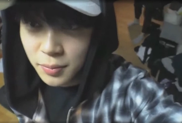 Кадр из дорамы BTS Бон Вояж