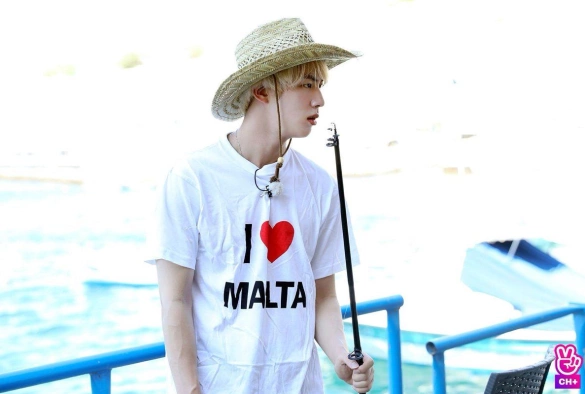 Кадр из дорамы BTS Бон Вояж 3 сезон