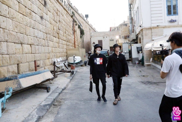 Кадр из дорамы BTS Бон Вояж 3 сезон