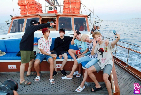 Кадр из дорамы BTS Бон Вояж 3 сезон